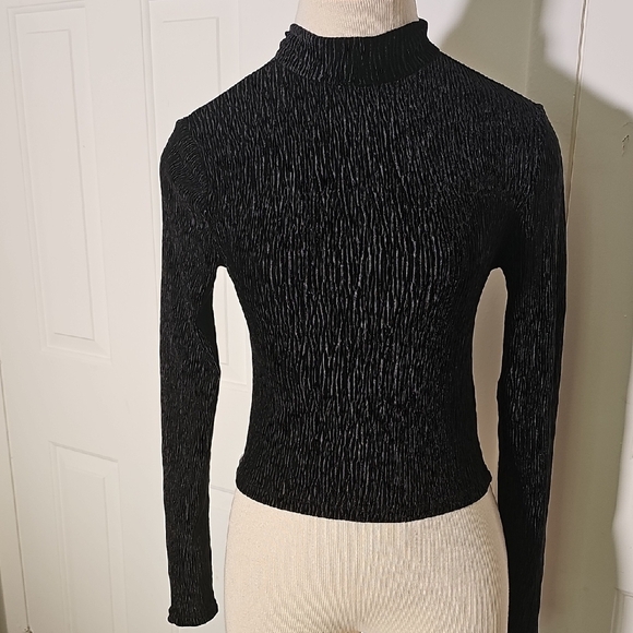H&M Black Textured Long Sleeve Top. Open Back. Long Sleeves. NWT. WIMSIGOTH. - Picture 1 of 12